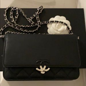 Chanel wallet on chain.